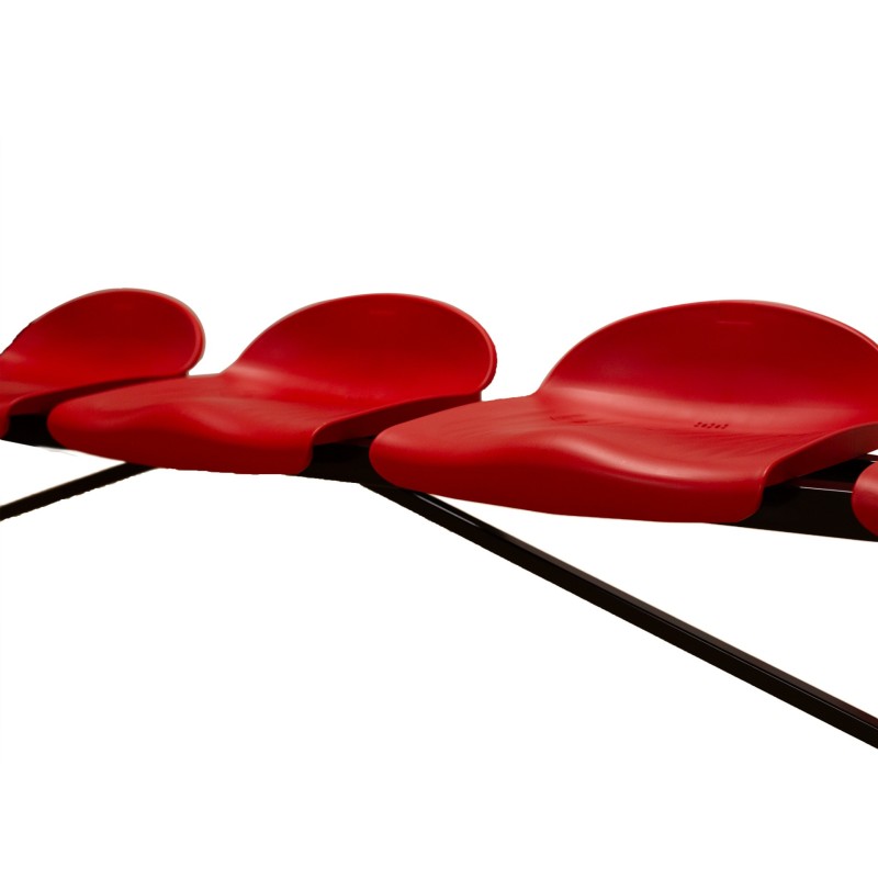 BANCO METÁLICO CON ASIENTOS ROJO PVC -5 PLAZAS-RESPALDO BAJO